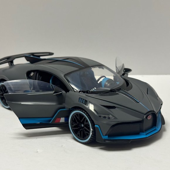 1:18 Bugatti Divo Metal Diecast With LED headlight & Taillight Gray - Picture 7 of 8